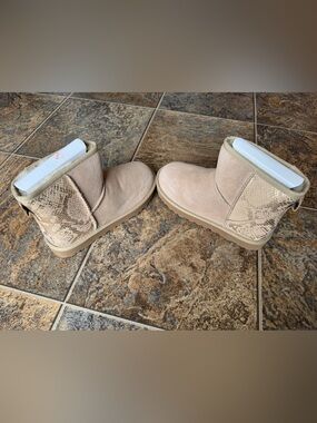 NEW!!! UGG Classic Mini Metallic Snake Pull On Boots- Light Tan/Gold, Women’s 6